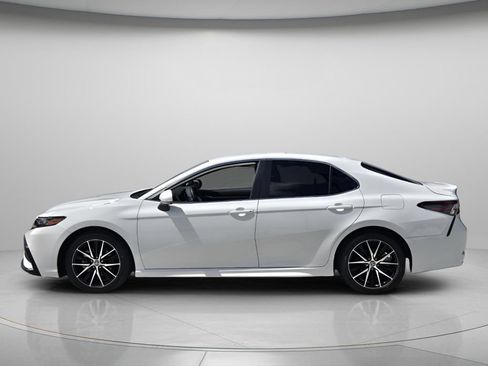 Used 2024 Toyota Camry SE FWD image 4
