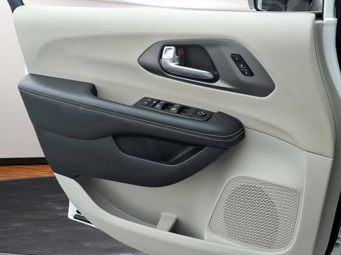 Used 2024 Chrysler Pacifica Touring-L FWD image 16