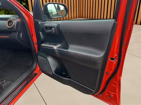 Used 2016 Toyota Tacoma TRD Sport AWD/4WD image 15