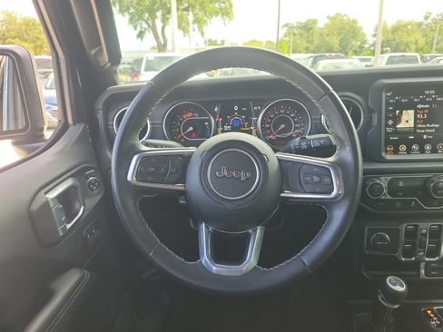 Used 2022 Jeep Wrangler Unlimited Sahara AWD/4WD image 15