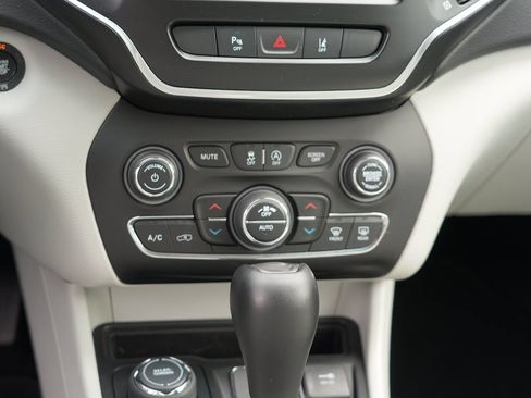 Used 2021 Jeep Cherokee Latitude Lux w/ Comfort/Convenience Group AWD/4WD image 23