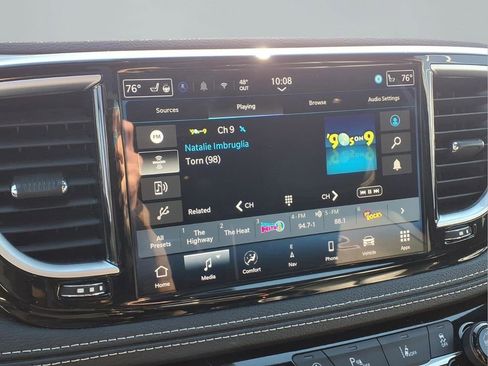 Used 2025 Chrysler Pacifica Limited image 6