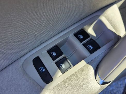 Used 2016 Volkswagen Golf S image 27