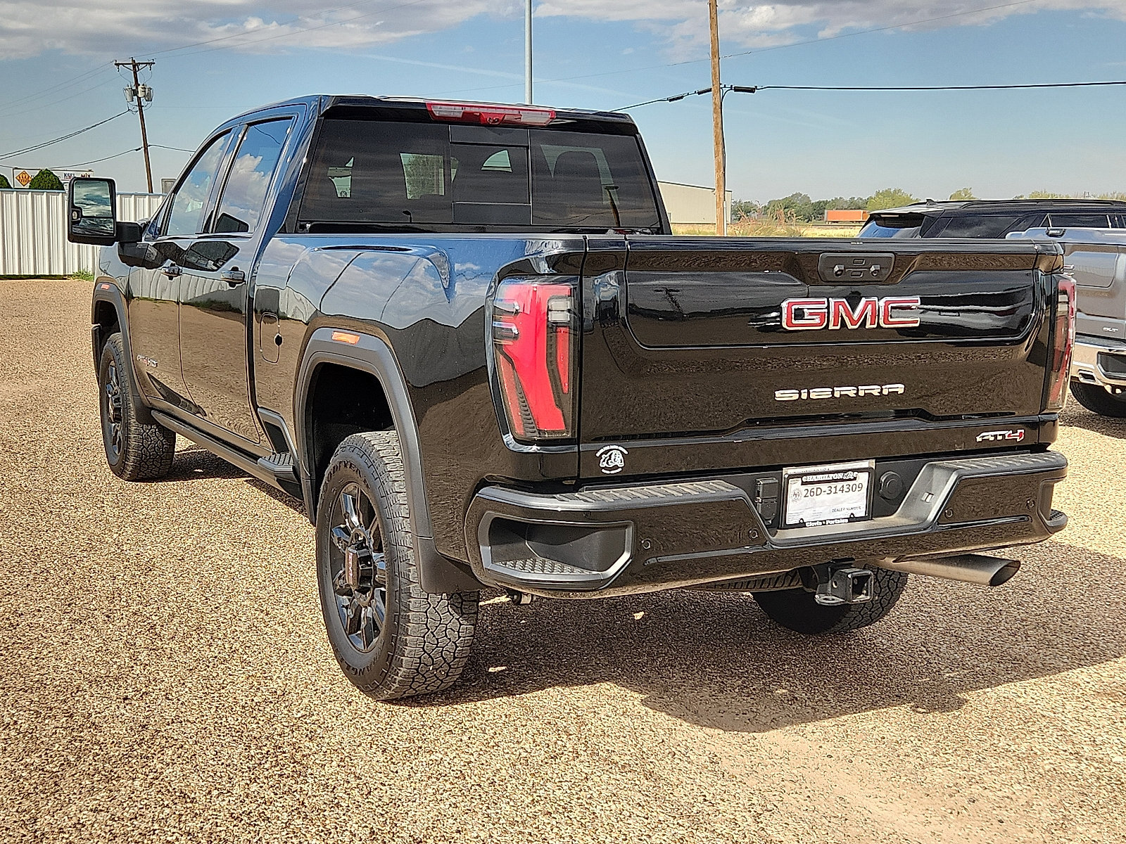 Used 2025 GMC Sierra 2500 AT4 w/ Technology Package AWD/4WD image 3