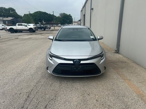 Used 2025 Toyota Corolla LE FWD image 3