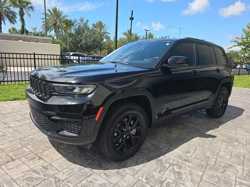 Used 2024 Jeep Grand Cherokee Altitude RWD image 7