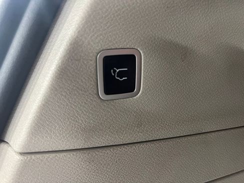 Used 2022 Chrysler Voyager LX image 13