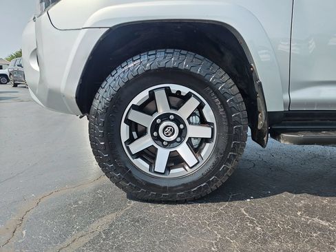 Used 2019 Toyota 4Runner TRD Off-Road AWD/4WD image 9