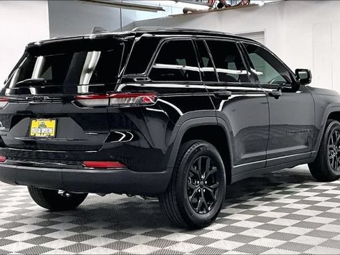 Used 2024 Jeep Grand Cherokee Altitude AWD/4WD image 12