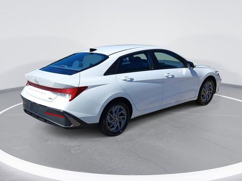 Used 2025 Hyundai Elantra Hybrid FWD image 5