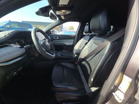 Used 2023 Jeep Compass Latitude AWD/4WD image 4