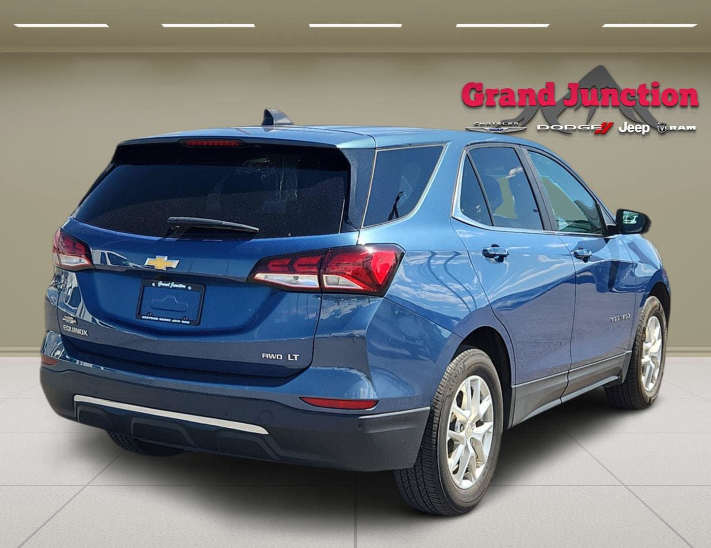 Used 2024 Chevrolet Equinox LT AWD/4WD image 4