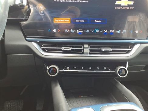 New 2026 Chevrolet Equinox EV LT image 17