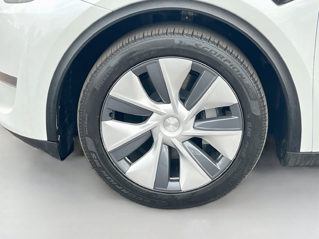 Used 2025 Tesla Model Y Long Range AWD/4WD image 32