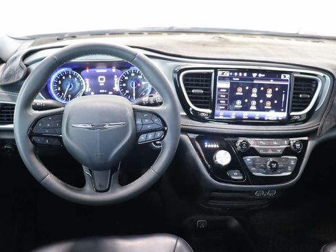 Used 2023 Chrysler Pacifica Touring-L w/ S Appearance Package FWD image 11