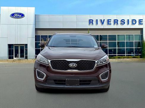 Used 2018 Kia Sorento LX image 2