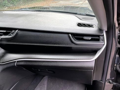 Used 2024 Jeep Grand Cherokee Laredo X image 23