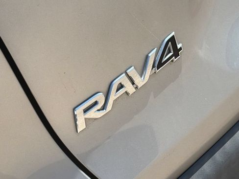 Used 2019 Toyota RAV4 LE FWD image 6