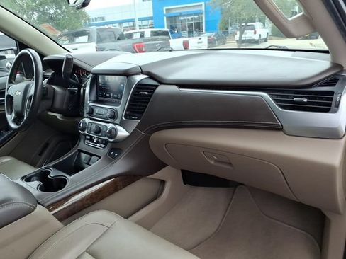 Used 2020 Chevrolet Suburban LT w/ Luxury Package RWD image 18