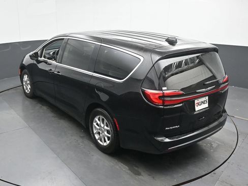 Used 2024 Chrysler Pacifica Touring-L FWD image 37