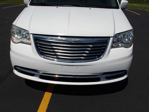Used 2015 Chrysler Town & Country Touring FWD image 31