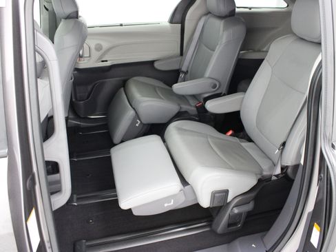 Used 2024 Toyota Sienna Limited FWD image 31