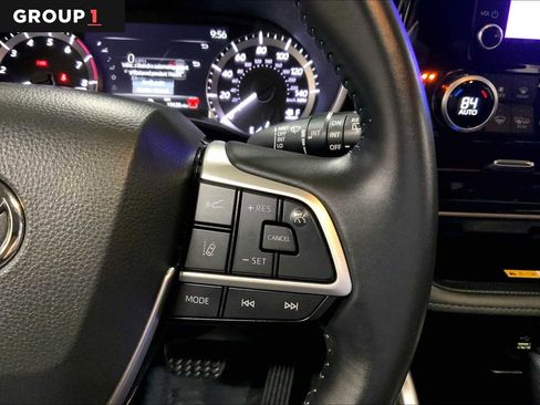 Used 2024 Toyota Highlander XLE image 25