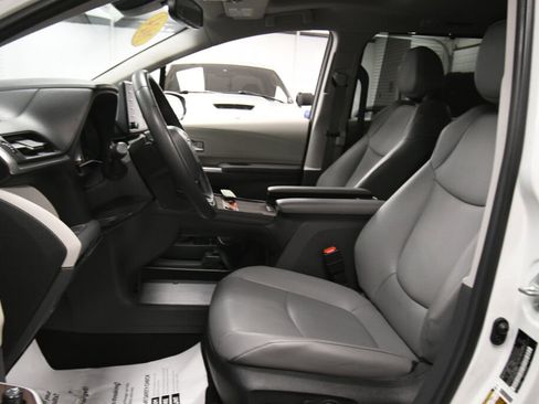 Used 2024 Toyota Sienna XLE FWD image 9