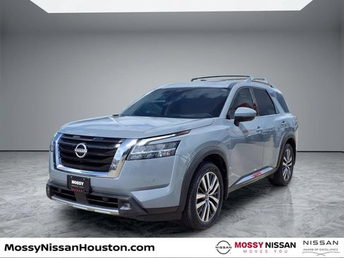 Used 2022 Nissan Pathfinder Platinum w/ Cargo Package FWD image 4