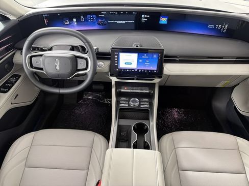 Used 2024 Lincoln Navigator Reserve AWD/4WD image 2