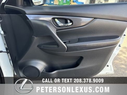 Used 2017 Nissan Rogue S AWD/4WD image 12