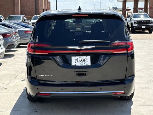 Used 2023 Chrysler Pacifica Touring-L FWD image 5