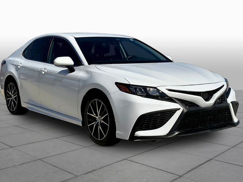 Used 2021 Toyota Camry SE w/ Convenience Package image 3