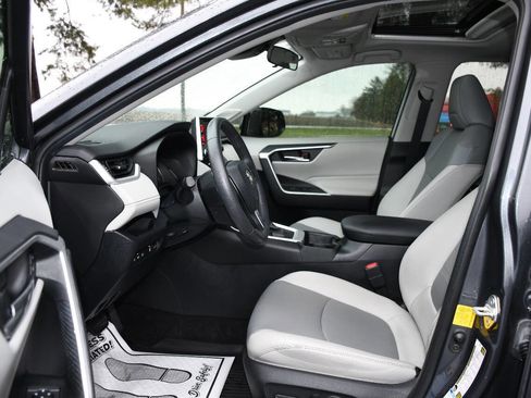 Used 2020 Toyota RAV4 XLE Premium image 11