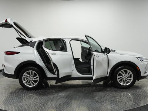 New 2025 Buick Envista Preferred image 10