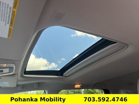 Used 2024 Toyota Sienna XLE FWD image 20
