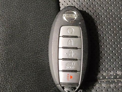 Used 2020 Nissan Pathfinder Platinum image 32