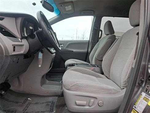 Used 2017 Toyota Sienna LE image 14