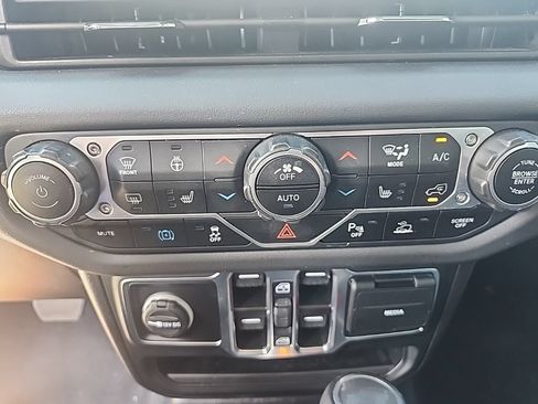 Certified 2024 Jeep Wrangler Unlimited Sahara w/ Technology Group AWD/4WD image 7