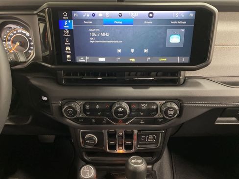 Used 2025 Jeep Wrangler Sahara image 24