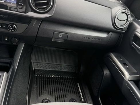 Used 2018 Toyota Tacoma SR5 image 31