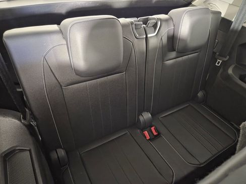 Used 2024 Volkswagen Tiguan SE image 32