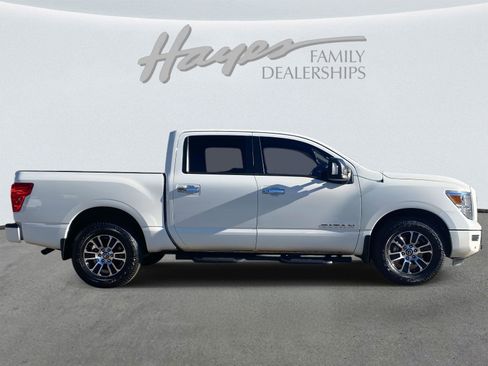 Used 2021 Nissan Titan SV w/ SV Convenience Package image 2
