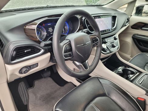 Used 2024 Chrysler Pacifica Limited FWD image 15