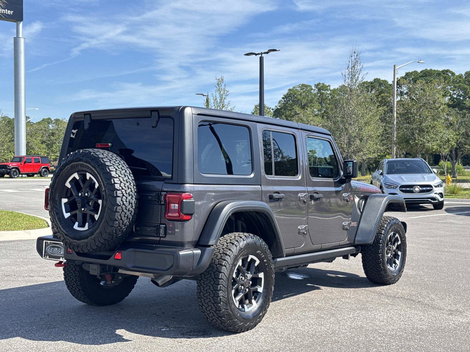 Used 2025 Jeep Wrangler Unlimited Rubicon w/ Convenience Group AWD/4WD image 3