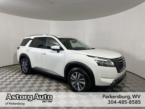 Used 2023 Nissan Pathfinder SL AWD/4WD image 1