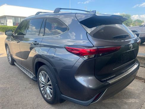 Used 2023 Toyota Highlander Platinum FWD image 6