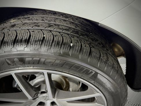 Used 2024 Porsche Macan image 16