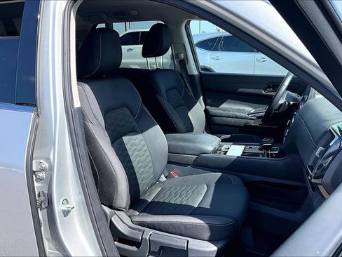 Used 2025 Nissan Pathfinder SV FWD image 9