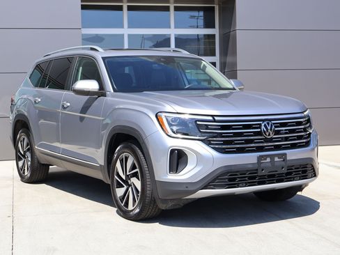 Used 2024 Volkswagen Atlas SEL AWD/4WD image 3
